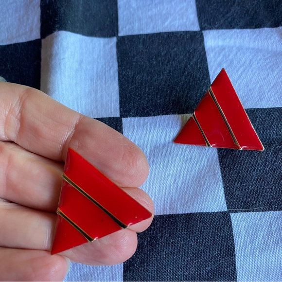 Vintage 80s red and gold triangle earrings, striped metal enamel - Picture 2 of 3